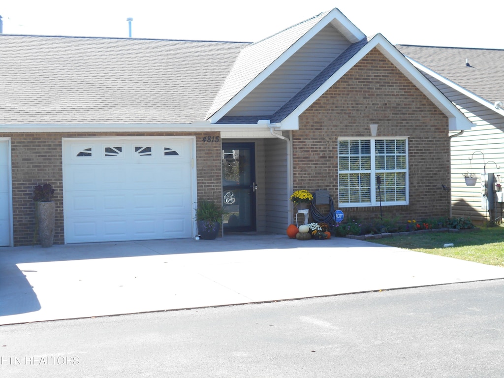 view of front facade featuring a garage