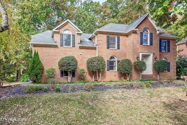 front facade featuring a front yard