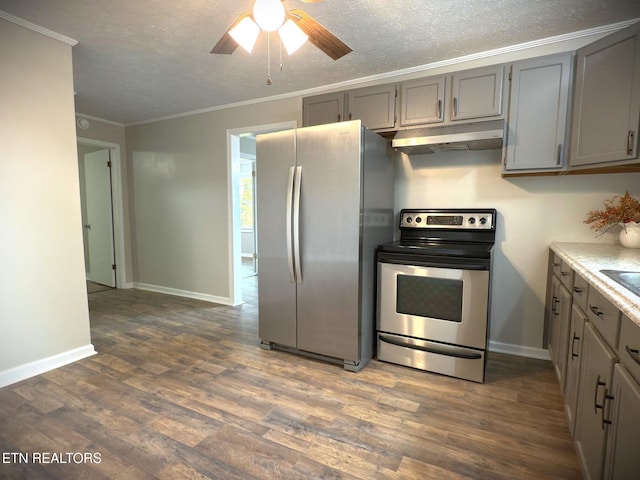 kitchen featuring stainless steel appliances, ceiling fan, dark hardwood / wood-style floors, crown molding, and gray cabinetry