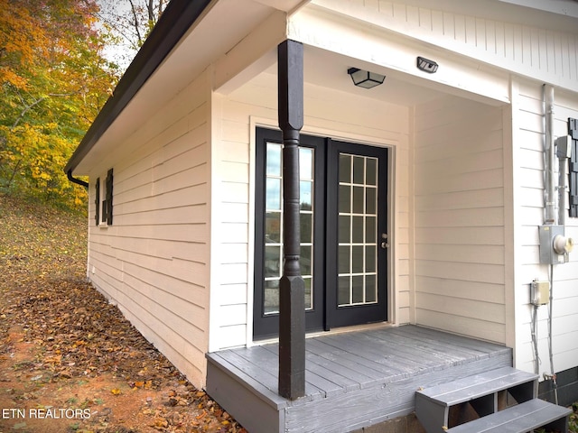 entrance to property featuring a wooden deck