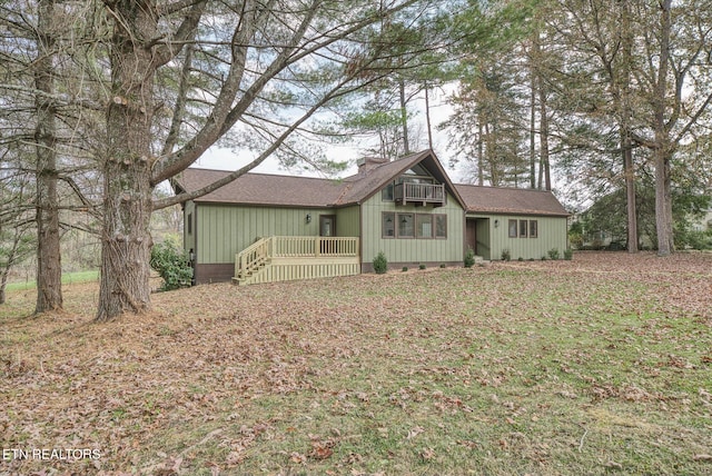 view of front of property featuring a front lawn