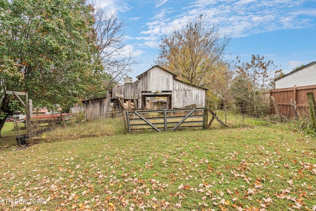 view of yard featuring an outbuilding