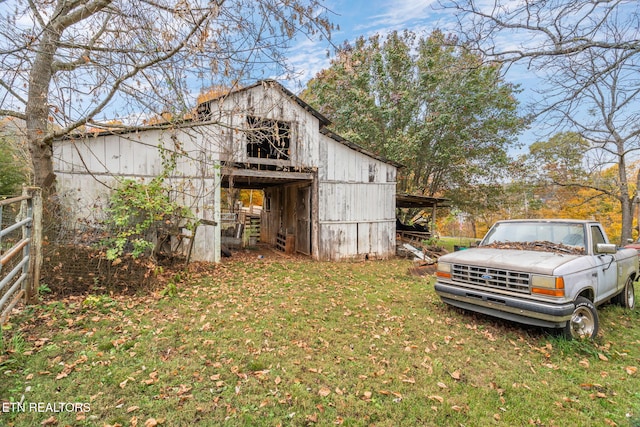 view of outdoor structure featuring a yard