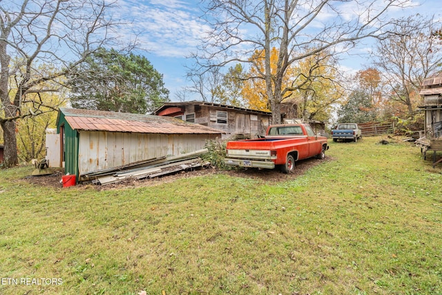 view of yard featuring a storage shed