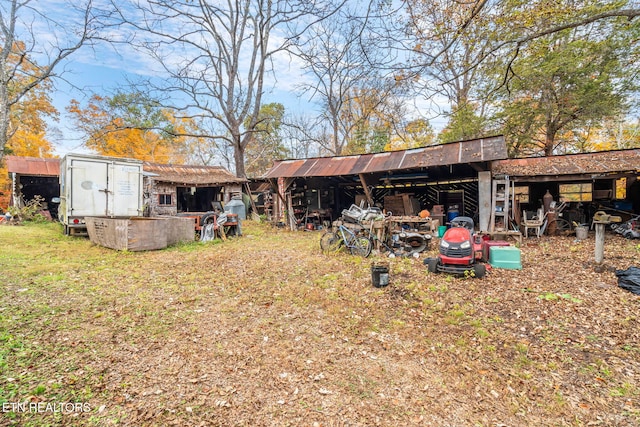 view of yard featuring a storage unit