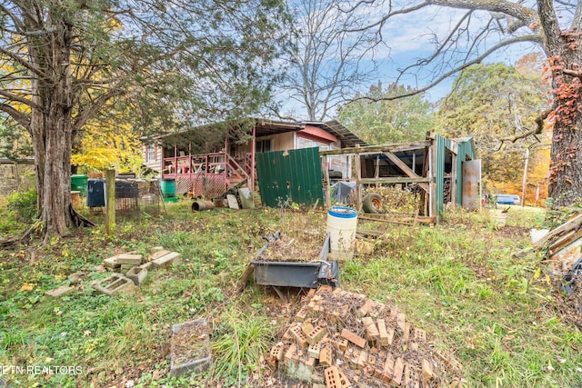 view of yard with an outdoor structure