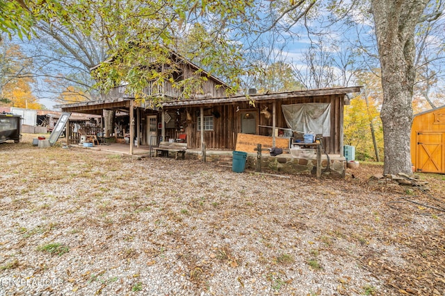 view of front of home featuring a shed