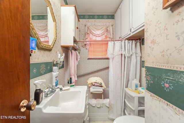 bathroom featuring sink