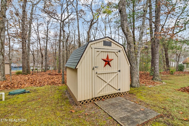 view of outdoor structure featuring a yard