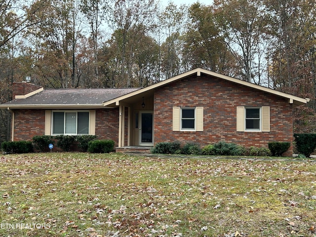 ranch-style house featuring a front yard