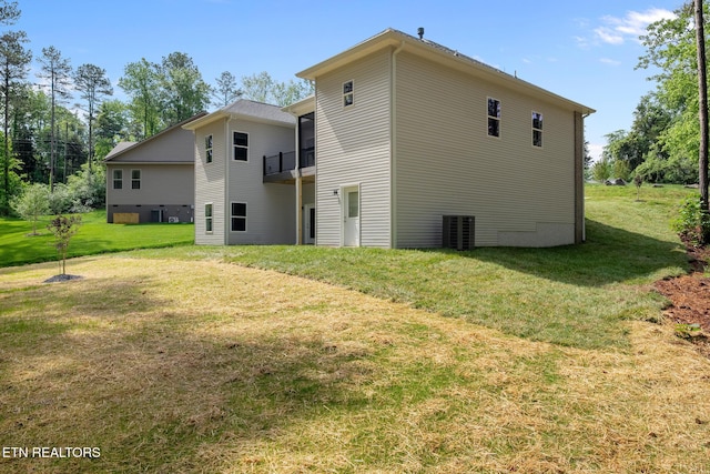 214 Cheeyo Trce, Loudon, TN 37774 - rear view of house featuring a yard