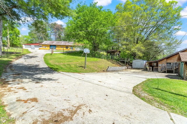 view of front of house featuring a shed and a front lawn