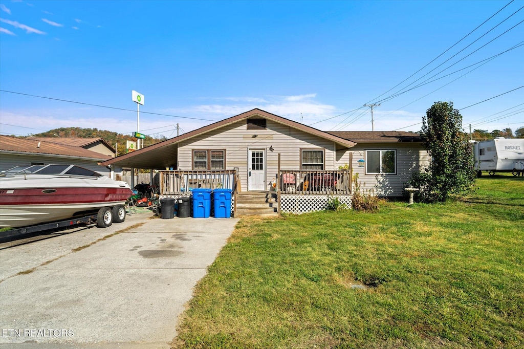 view of front of house featuring a wooden deck and a front yard