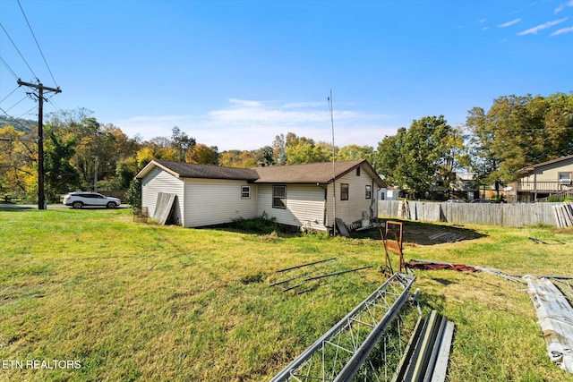 back of house featuring a lawn