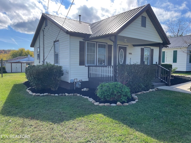 view of front of home with a front lawn