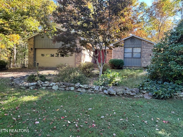 view of front of home featuring a front yard and a garage