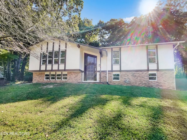 view of front of property featuring a front lawn