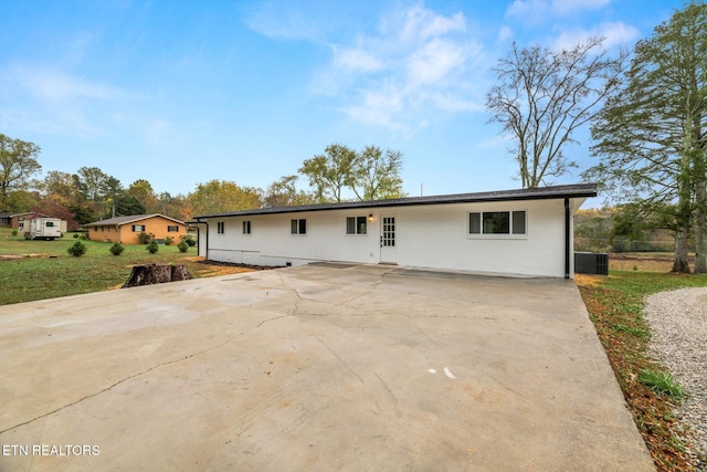 view of front of property featuring a patio area