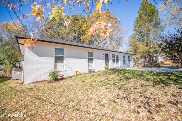 ranch-style home with a front lawn