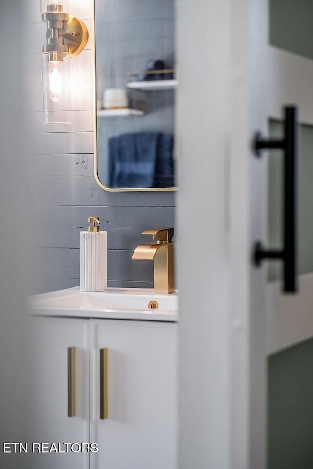 bathroom featuring backsplash