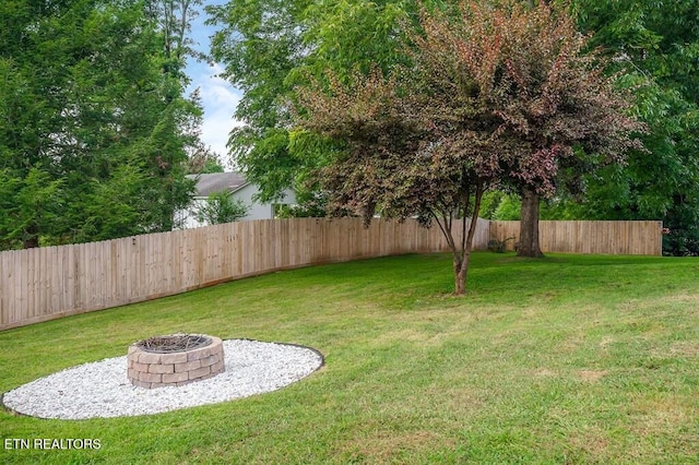 view of yard featuring an outdoor fire pit