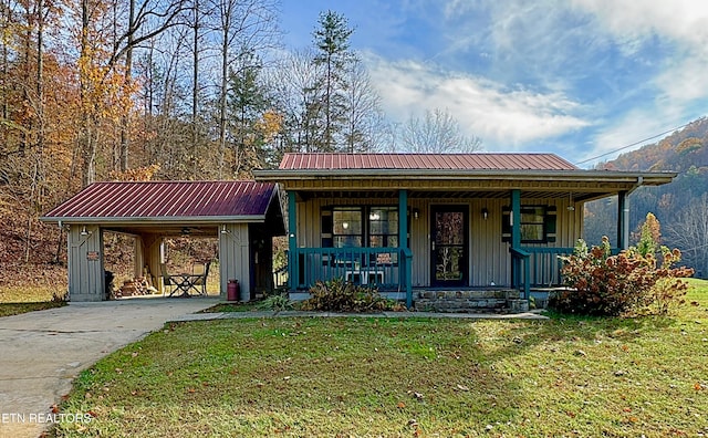 view of front facade featuring covered porch and a front yard