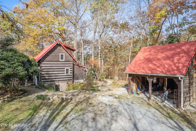 view of side of property with an outdoor structure