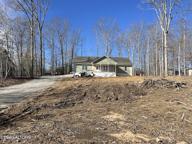 view of front of house with driveway