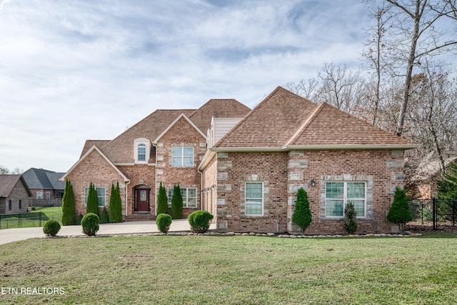 view of front facade featuring a front yard