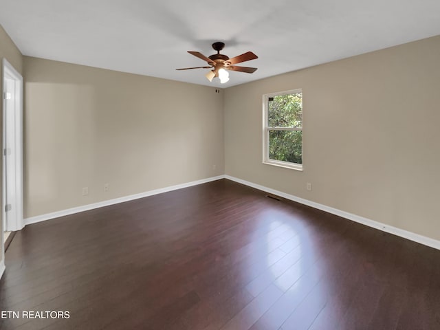 unfurnished room with dark wood-type flooring and ceiling fan