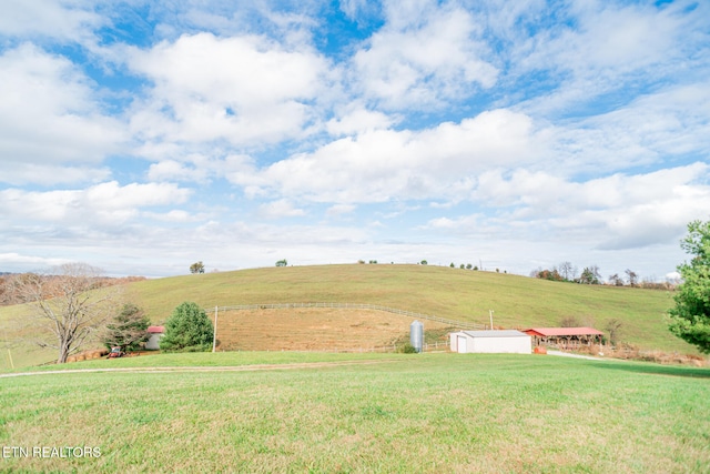 view of yard featuring a rural view