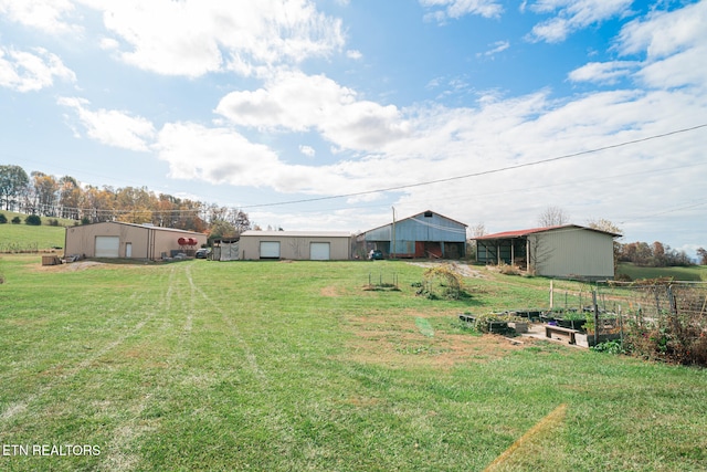 view of yard with an outbuilding