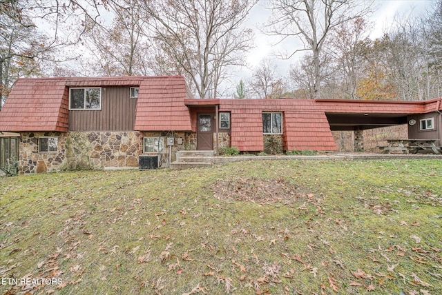 view of front of house featuring a front yard