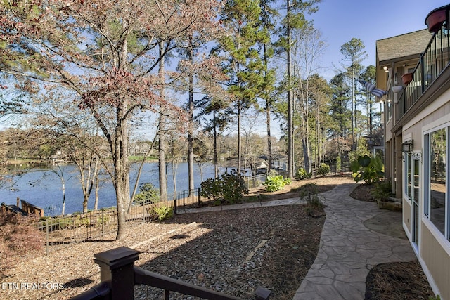 view of yard featuring a water view