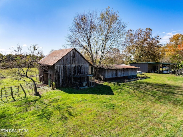 view of yard featuring an outdoor structure