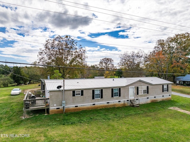 view of front of property with a front yard