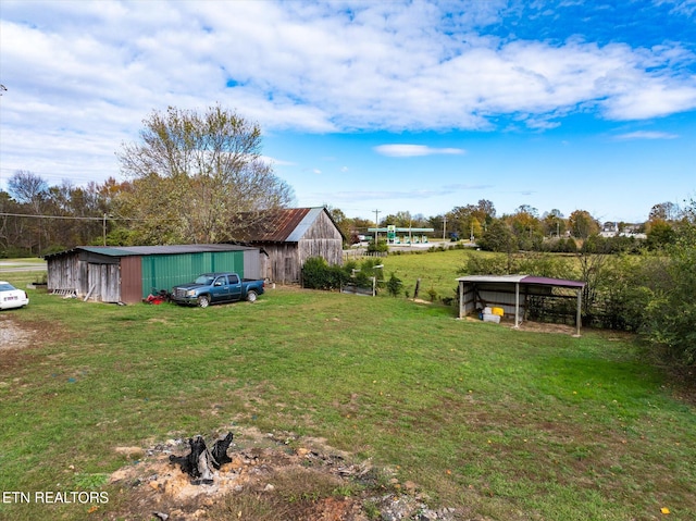 view of yard with an outbuilding