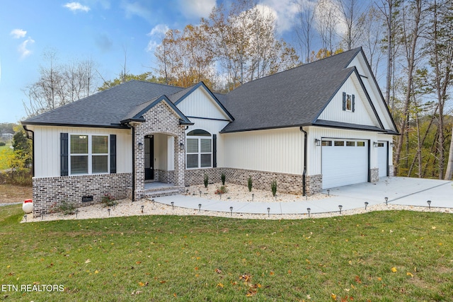 view of front of home featuring a front lawn and a garage