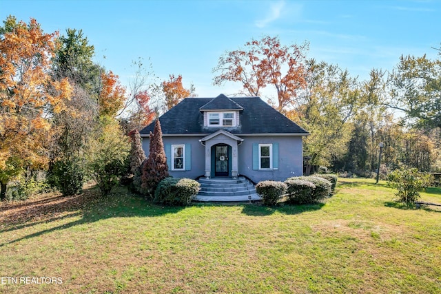 view of front of property featuring a front lawn