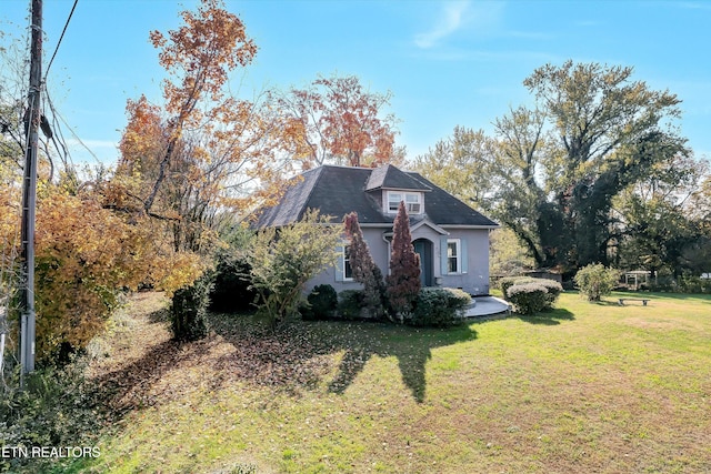 view of front of home with a front lawn