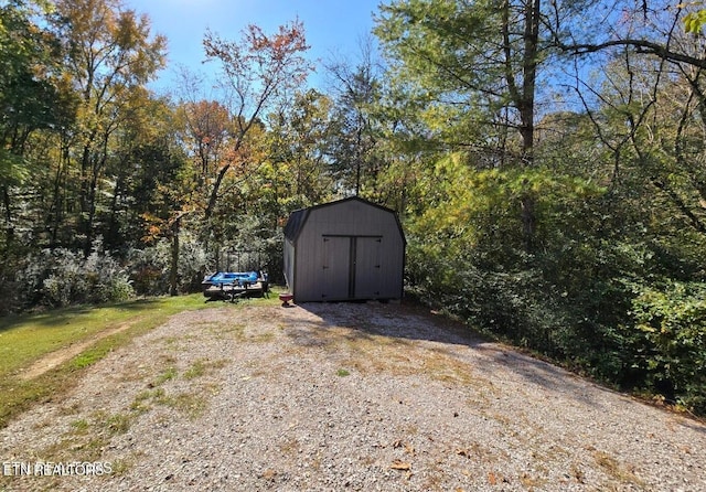 view of yard with a storage shed