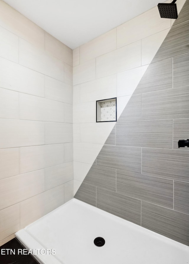 bathroom featuring tiled shower