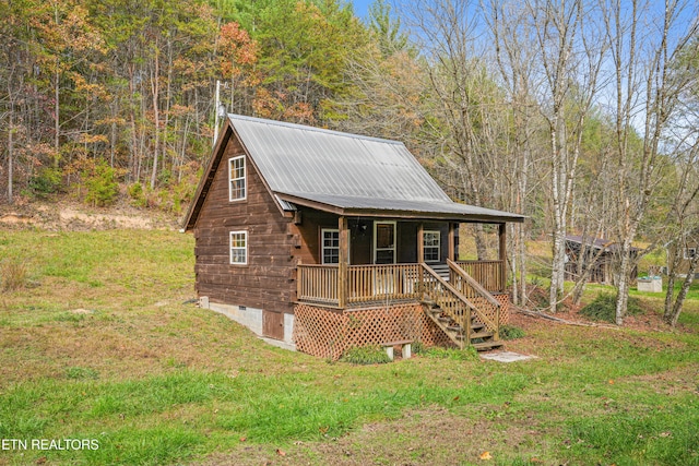 view of front of home with a front lawn