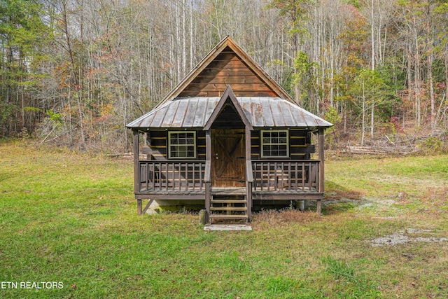 view of front of house featuring a front yard