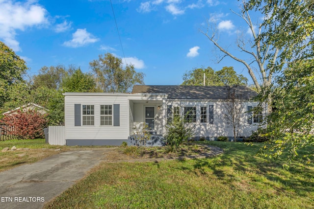 ranch-style house featuring a front lawn