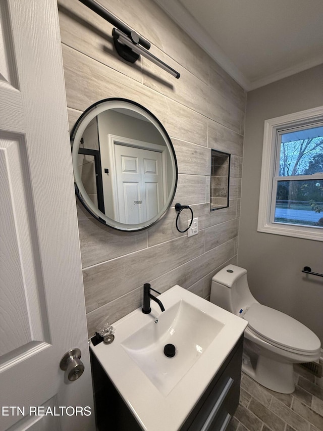 1184 Davis Chapel Rd, Lafollette, TN 37766 - bathroom featuring tile walls, vanity, crown molding, and toilet