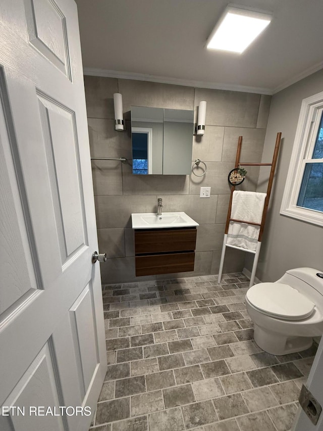 1184 Davis Chapel Rd, Lafollette, TN 37766 - bathroom with vanity, toilet, crown molding, and tile walls