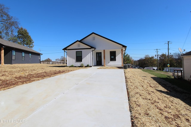 view of front of property featuring covered porch