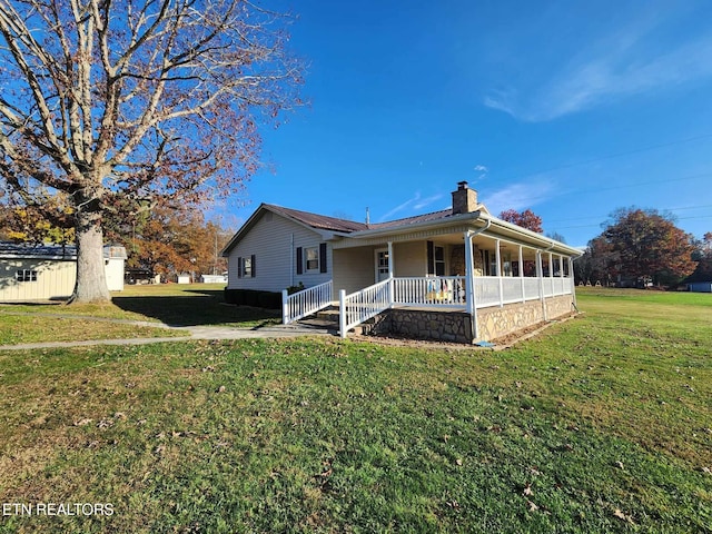 view of front of house featuring a front lawn and covered porch