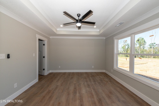 6105 Lanier Rd, Maryville, TN 37801 - spare room with ceiling fan, a tray ceiling, wood finished floors, recessed lighting, and baseboards